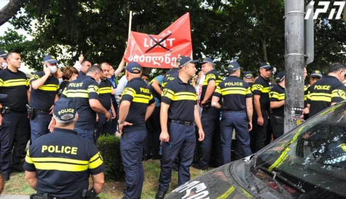 სამართალდამცველების მობილიზება და რკინის ჯებირები ადგილზე - რა ვითარებაა რუსთაველის გამზირზე?