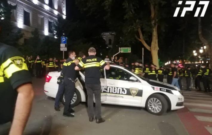 "თბილისი პრაიდის" მოწინააღმდეგეები აქციის მონაწილეებს ქვებს, კვერცხებსა და ბოთლებს ესვრიან - დაკავებულია რამდენიმე პირი