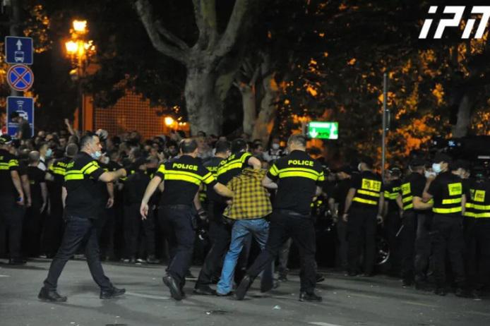 პარლამენტთან ვითარება უკიდურესად დაძაბულია - რადიკალური ჯგუფები პოლიციის კორდონს არღვევენ (LIVE)