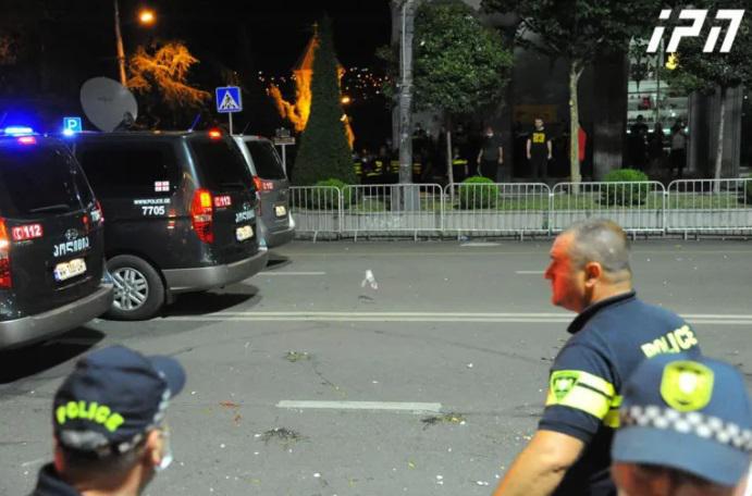 პარლამენტთან ვითარება შედარებით განიმუხტა - პოლიციამ შეძლო რადიკალური ჯგუფების მიერ გარღვეული კორდონის აღდენა და მომიტინგეების შეკავება