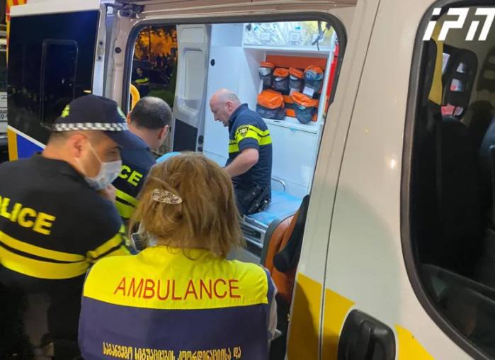 რადიკალურ ჯგუფებთან დაპირისპირებისას რამდენიმე პოლიციელი დაშავდა - მათ სასწრაფო სამედიცინო დახმარება დასჭირდათ