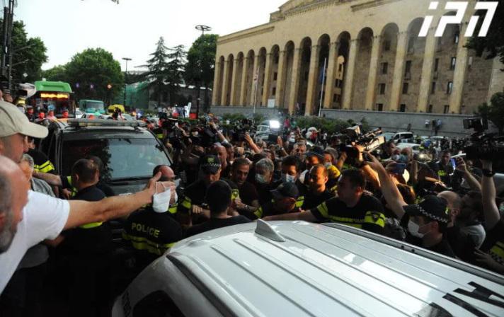 "მასას დაველოდოთ და შევიდეთ, ჯერ ცოტა ვართ" - "თბილისი პრაიდის" მოწინაღმდეგეების თქმით, პარლამენტთან დაგეგმილ აქციაზე შეიჭრებიან