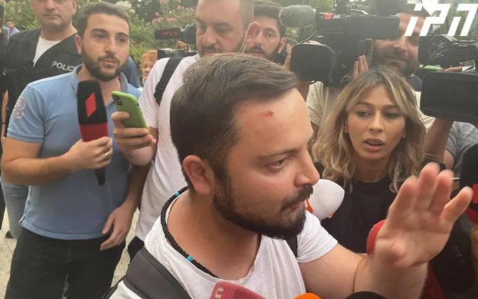 პარლამენტთან, სადაც მდუმარე აქციაა დაგეგმილი, "პალიტრანიუსის" ოპერატორს ფიზიკურად გაუსწორდნენ