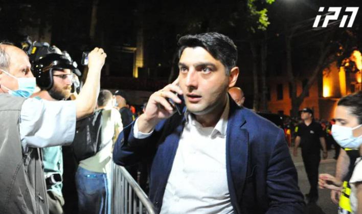 "პარლამენტთან აქცია დასრულებულია... ამჟამად ვმუშაობთ, რომ აქციის მონაწილეები ტერიტორიიდან უსაფრთხოდ გავიყვანოთ" - ვაჟა სირაძე