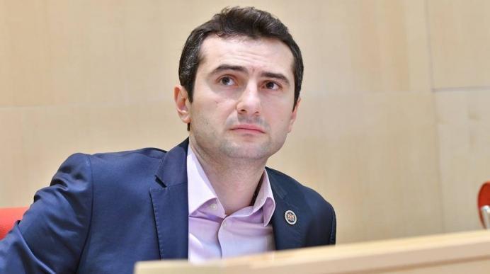 კახა კუჭავა პარლამენტის თავმჯდომარის პოსტთან ერთად, საპარლამენტო მანდატსაც ტოვებს და პარლამენტიდან მიდის