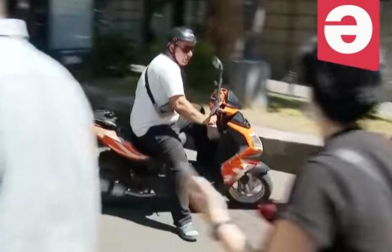 დააკავეს პირი, რომელიც რუსთაველის გამზირზე სკუტერით ხალხის მასაში შევარდა