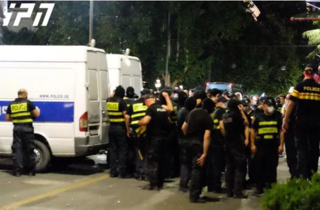 რუსთაველის გამზირზე სპეცრაზმი მიიყვანეს