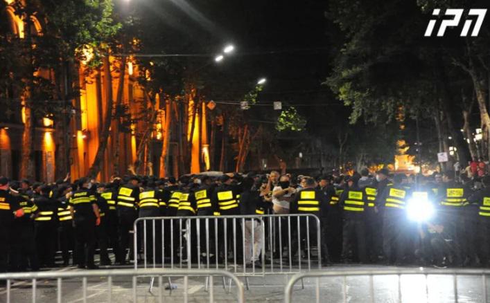 "თბილისი პრაიდის" მოწინააღმდეგეებმა პარლამენტის წინ აღმართული ევროკავშირის დროშა ჩამოხსნეს