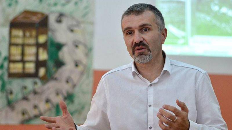 "გადარჩენილი ხარ, დავით! წითელი ქუდისთვის,  გრძელი თმისა და საყურისთვის, შენს მიერ დაბრუნებულ ქალაქში, ადამიანებს სცემენ და კლავენ" - გოგა ხაჩიძე აღმაშენებელს მიმართავს