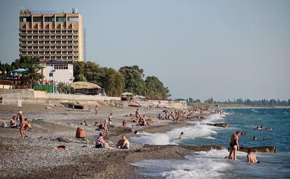 "გამოთვრებიან და შეცვივდებიან ზღვაში... მათ გამო ჩვენი მაშველები სიცოცხლით რისკავენ" - უკონტროლო სანაპირო აფხაზეთში და ათამდე გარდაცვლილი ტურისტი