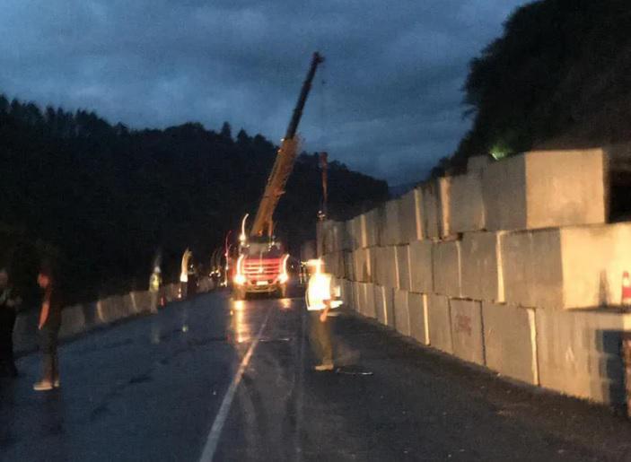 რიკოთის მაგისტრალზე წვიმის შედეგად მიწის მასა ჩამოიშალა - საგზაო მოძრაობის აღდგენის მიზნით სამუშაოები მიმდინარეობს