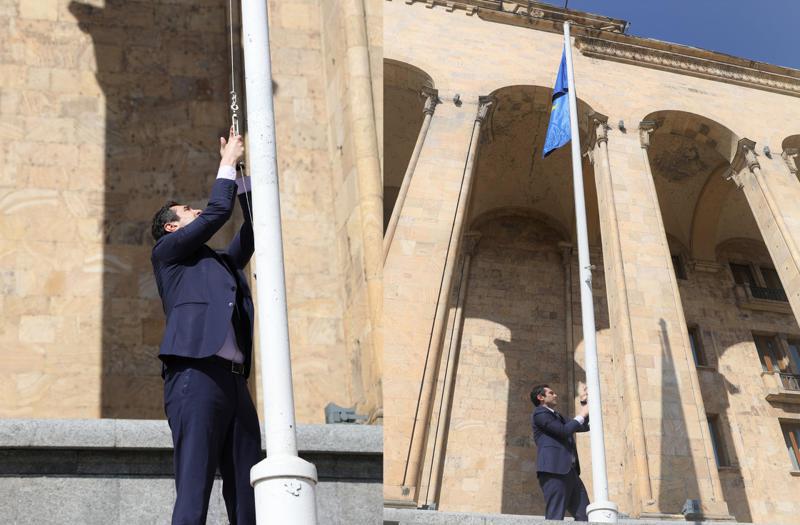 კახა კუჭავამ ევროკავშირის დროშა, რომელიც პრაიდის მოწინააღმდეგეებმა ჩამოხსნეს, პარლამენტთან საკუთარი ხელით აღმართა