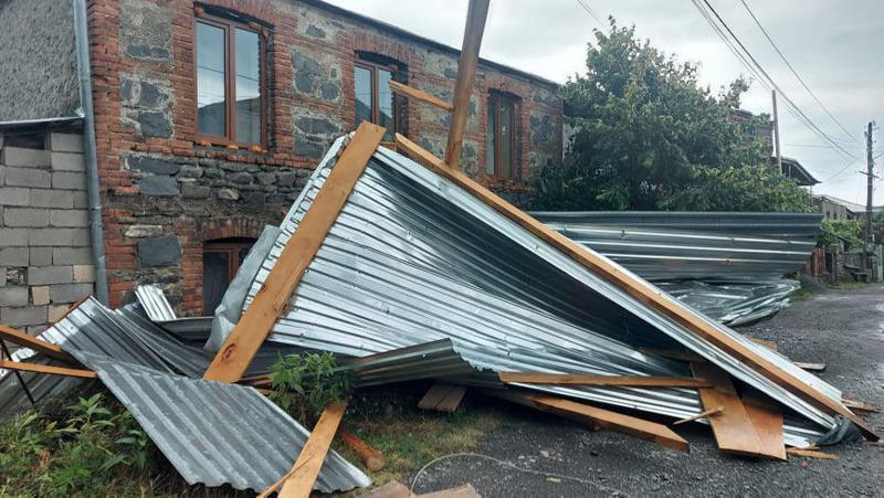 სტიქიამ კახეთის სოფლები დააზარალა - ქარმა 50-ზე მეტ სახლს სახურავი გადახადა, მოგლეჯილია ხეები, ჩაიხერგა გზები...