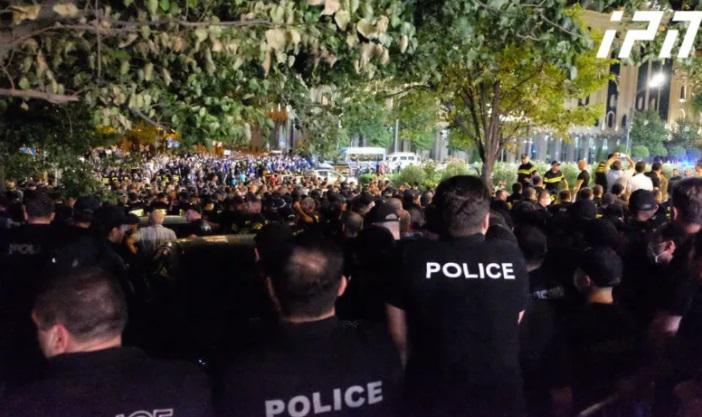 "პრაიდის" მოწინააღმდეგეებმა მედიის წარმომადგენლებს ქვები დაუშინეს - დაშავდა ერთ-ერთი ტელეკომპანიის ოპერატორი