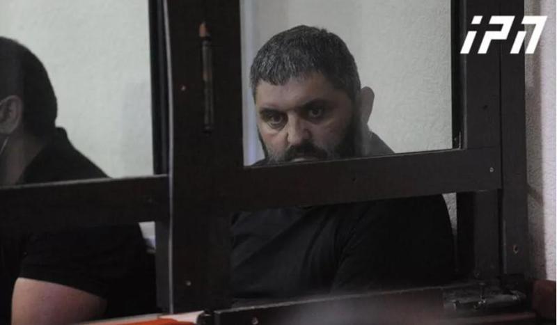 "დროშის ტარი მოვიქნიე და კამერას მოხვდა, სოციალურად დაუცველი, 2 შვილის მამა ვარ, დამეჩაგრება შვილები" - რა განაცხადა ჟურნალისტებზე ძალადობაში ბრალდებულმა?