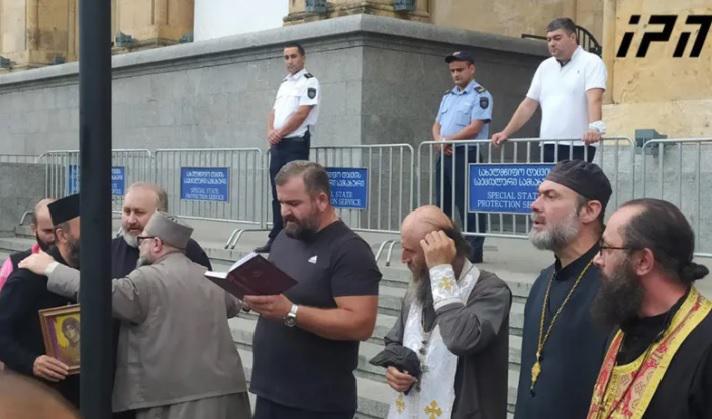 პარლამენტთან "პრაიდის" მოწინააღმდეგეთა აქცია მიმდინარეობს - სასულიერო პირები ლოცვას აღავლენენ