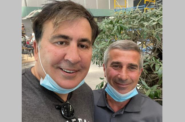 "ერთ-ერთ რეისზე ემზარს შევხვდი...  პოლონეთში მუშაობს 800 ევროიან სამუშაოზე, რადგან თავის სახლში ვერაფერი იპოვა" - რას წერს სააკაშვილი?