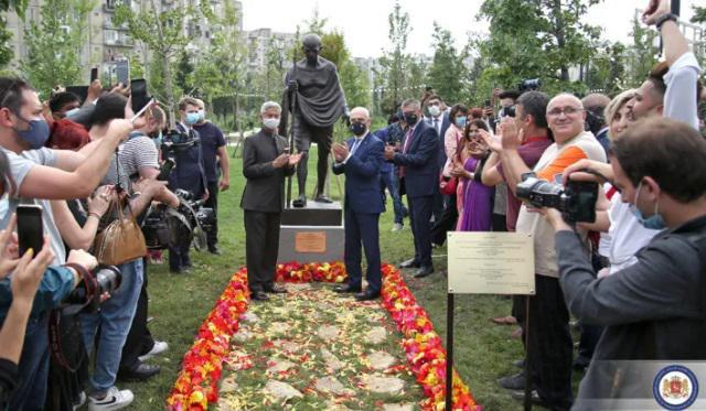 თბილისში  მაჰათმა განდის ძეგლი გაიხსნა