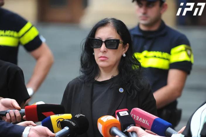 "დაკავებულები გმირები არიან და ისინი გირაოს სანაცვლოდ უნდა გათავისუფლდნენ" - "თბილისი პრაიდის” ოფისში შეჭრისთვის ბრალდებულის ადვოკატი