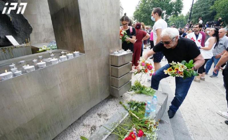 პარლამენტთან მოქალაქეები სანთლებით და ყვავილებით მიდიან - როგორია ვითარება ამ დროისთვის ადგილზე