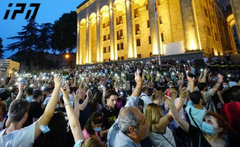 აქციის მონაწილეები მთავრობას პრემიერ-მინისტრის გადასაყენებლად დროს ხვალ, 12:00 საათამდე აძლევენ