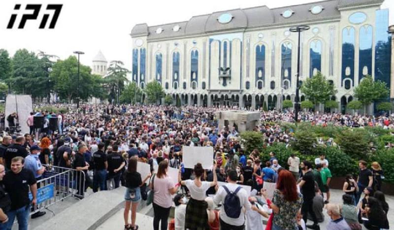 რა ხდება პარლამენტთან, სადაც ოპერატორ ლექსო ლაშქარავას გარდაცვალებასთან დაკავშირებით მთავრობის გადადგომის მოთხოვნით აქცია მიმდინარეობს - პირდაპირი ეთერი