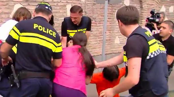 "სალაპარაკო არაფერია, მთლიანად მთავრობა უნდა გადადგეს!" - "ოცნების" ოფისთან, სადაც უმრავლესობა სხდომას მართავს, რამდენიმე ადამიანი დააკავეს