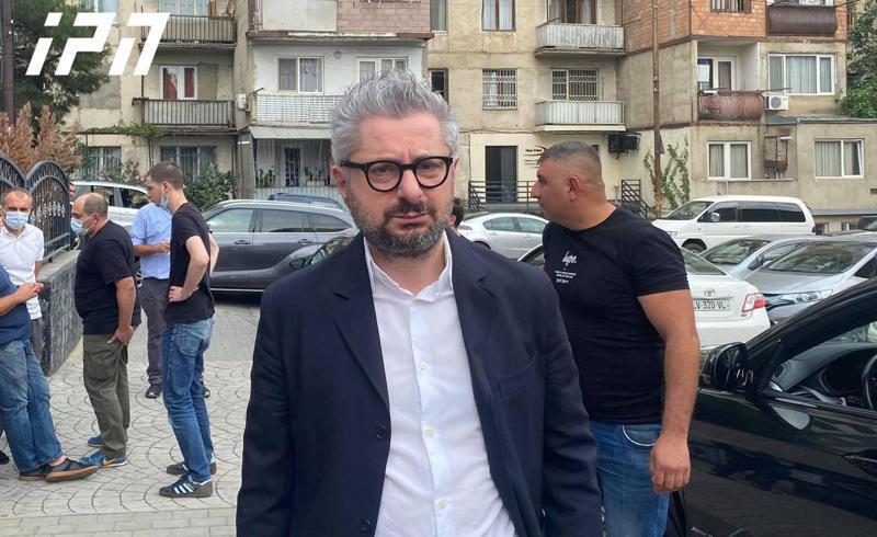 "ხვალ დილამდე ეს სამარცხვინო ხელისუფლება სრული შემადგენლობით უნდა გადადგეს" - ნიკა გვარამია