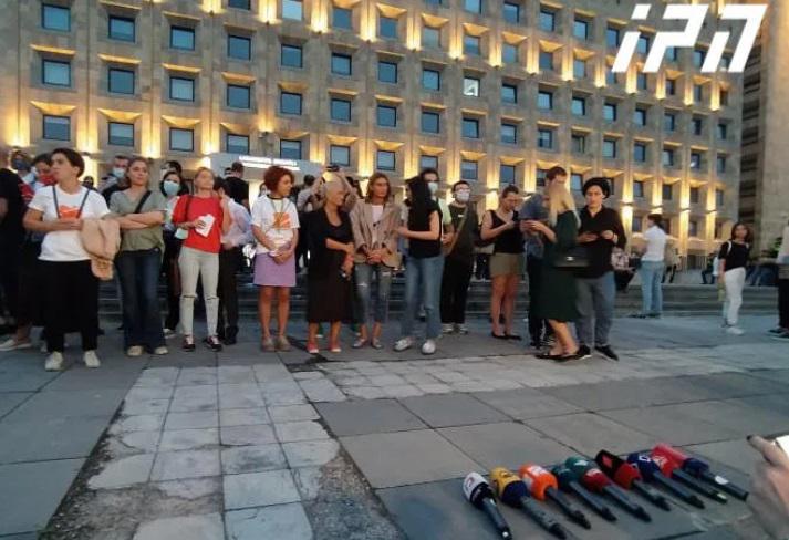 აქციაზე ჟურნალისტებმა და ოპერატორებმა, პროტესტისა და სოლიდარობის ნიშნად, კამერები და მიკროფონები ძირს დააწყვეს