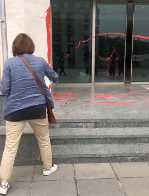 "ყველა აგებს პასუხს!" - ელენე ხოშტარიამ მთავრობის ადმინისტრაციის შენობას წითელი საღებავი შეასხა