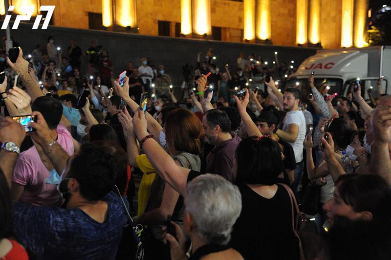 "მკვლელებო", "სირცხვილია"... - როგორ შეხვდნენ აქციის მონაწილეები შსს-ს განცხადებას, ლექსო ლაშქარავას ცხედრის ექსპერტიზის დასკვნასთან დაკავშირებით