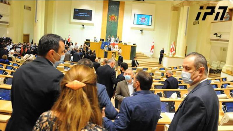 პარლამენტში რიგგარეშე პლენარული სხდომის დაწყება ამ დრომდე ვერ ხერხდება