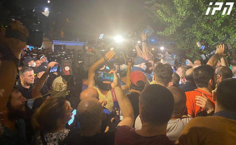 "ოცნების" ოფისთან დაპირისპირებაა - პოლიციამ აქციის რამდენიმე მონაწილე ტერიტორიიდან გაიყვანა (LIVE)