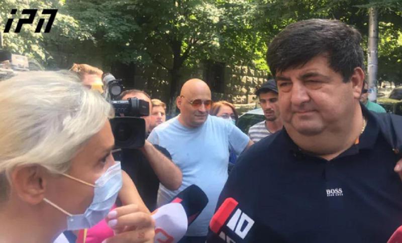 კიდევ ერთი დაპირისპირება პარლამენტთან - "სხდომათა დარბაზში რაღაც არ მოვეწონე და დეპუტატმა ჩიგოგიძემ ხელი ჩამარტყა"