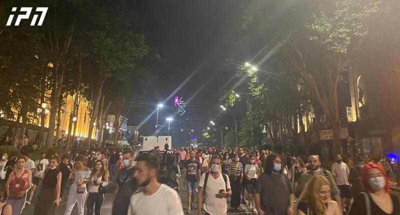 აქციის მონაწილეები "ოცნების" ოფისისკენ მიემართებიან