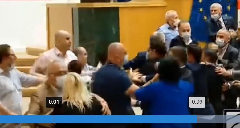 არეულობა პარლამენტში - ვრცელდება კადრები, რომელშიც ჩანს, როგორ ჩხუბობს "ნაციონალური მოძრაობის" თავმჯდომარე ნიკა მელია