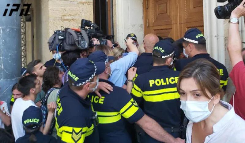 ხმაური პარლამენტთან - ჟურნალისტები პარლამენტში შესვლას ითხოვენ, თუმცა პოლიცია ამის უფლებას არ აძლევთ