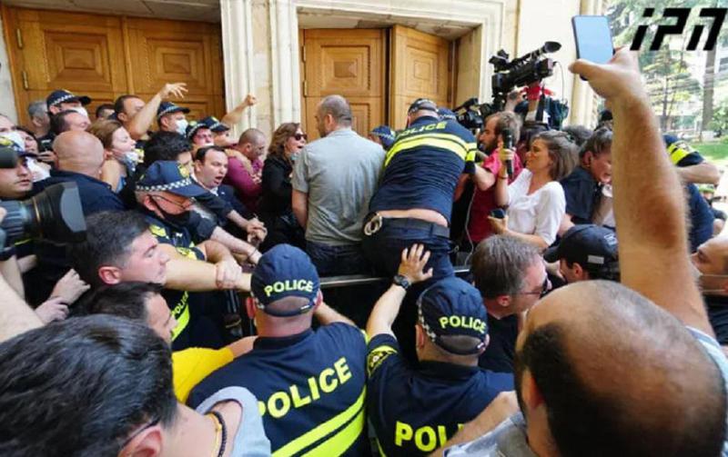 პირდაპირი ეთერი პარლამენტის უკანა შესასვლელის ტერიტორიიდან, სადაც ამ დროისთვის დაპირისპირებაა