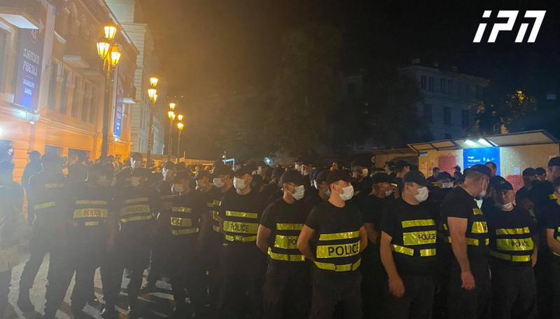 "ოცნების" ოფისთან აქცია დასრულდა - ნიკა გვარამიამ შეკრებილებს მოუწოდა, რომ პროტესტი ხვალ, ლექსო ლაშქარავას დაკრძალვის შემდეგ გააგრძელონ