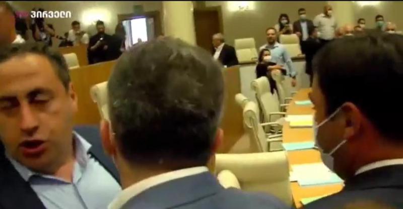 "ხელი დამარტყა მაგ ნაძირალამ" - სიტყვიერი და ფიზიკური შეხლა-შემოხლა პარლამენტარებს შორის