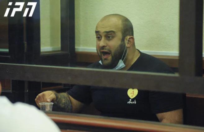 "მე არ ვარ მოძალადე, მე ვარ ქართველი ვაჟკაცი" - ხმაური დავით კუტალაძის პროცესზე, ჟურნალისტებმა ის სხდომათა დარბაზიდან შეძახილების ფონზე გააცილეს