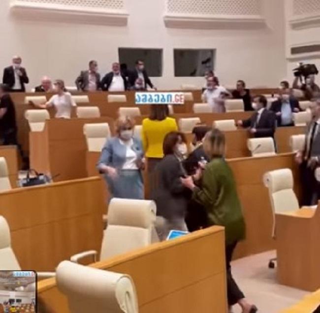 "ნინო წილოსანი იღებს სიფრთხილის ზომებს“ - ნახეთ ვიდეო, რომელშიც წილოსანი დეკანოიძეს წყლის ბოთლს ართმევს და ისვრის