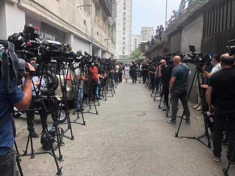 ოპერატორი ლექსო ლაშქარავა კოლეგებმა უკანასკნელ გზაზე კამერების კორიდორით გააცილეს - ემოციური ფოტო და ვიდეო კადრები