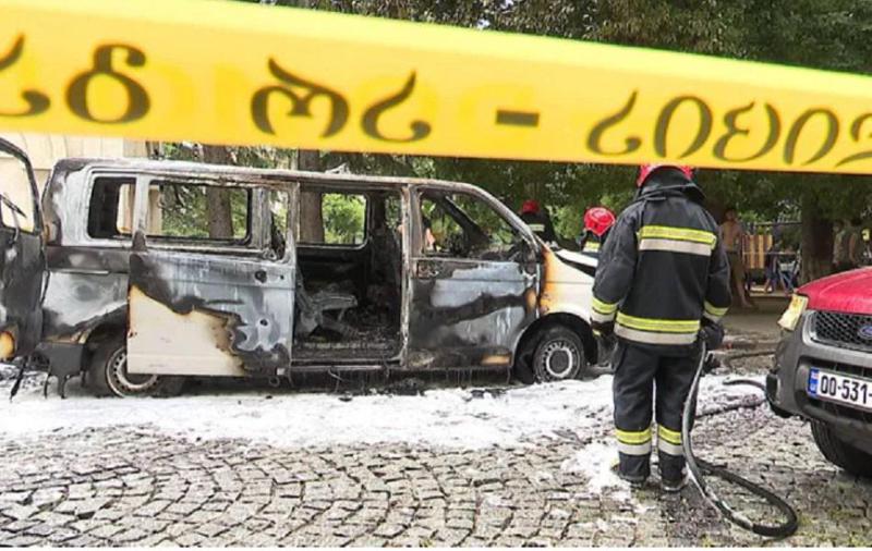 ბათუმში მიკროავტობუსს ცეცხლი გაუჩნდა - დაშავდა ერთი ადამიანი