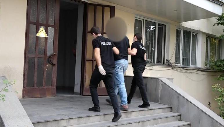 თელავში ძმების დაჭრის, ოჯახში ძალადობის და ქურდობის ფაქტზე ერთი პირი დააკავეს