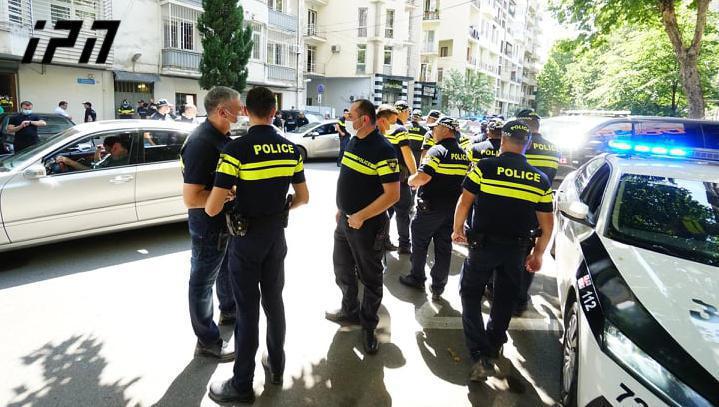 "დაისაჯონ დამნაშავეები", "გადადგეს მკვლელი ღარიბაშვილი" - პრემიერის საცხოვრებელ სახლთან აქციაზე ერთი პირი დააკავეს