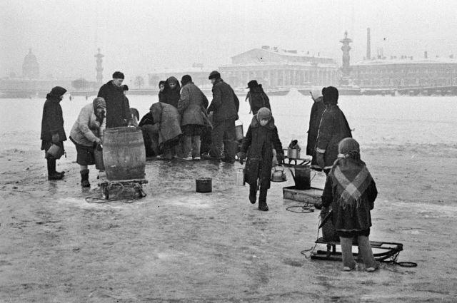 ამბავი სახიფათო "სიცოცხლის გზაზე", რომელიც გაყინულ ტბაზე გადიოდა - ლენინგრადის ბლოკადის დროს ის გადარჩენის ერთადერთი საშუალება იყო
