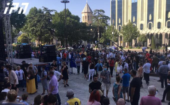 რა ვითარებაა პარლამენტთან, სადაც მედიასაშუალებების ორგანიზებით პრემიერის გადადგომის მოთხოვნით აქციის მართავენ