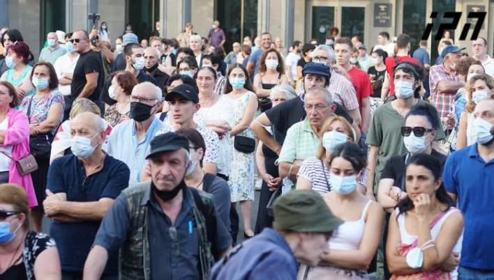 რუსთაველზე საავტომობილო გზა გადაიკეტა - რა ხდება მედიის ორგანიზებულ აქციაზე