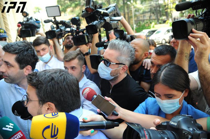 მედიის წარმომადგენლები პარლამენტში შესვლას ცდილობენ, რის საშუალებასაც პოლიცია არ აძლევს